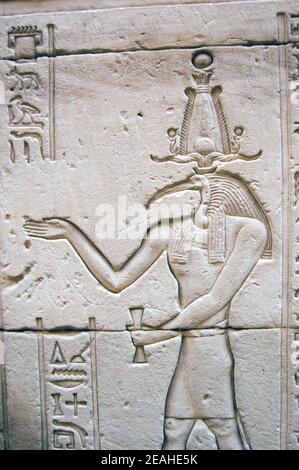 La sculpture hiéroglyphique égyptienne antique de l'ibis a dirigé dieu de la connaissance Thoth. Mur extérieur du Temple d'Horus, Edfu, Égypte. Banque D'Images