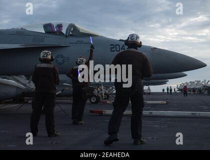 Une photo des marins américains indique le pilote d’un Super Hornet F/A-18e, affecté aux « Tomcatters » du Strike Fighter Squadron (VFA) 31, tout en effectuant des opérations à deux transporteurs avec le Nimitz Carrier Strike Group en mer de Chine méridionale le 9 février 2021. Deux groupes de grève des transporteurs aériens de la Marine américaine ont commencé mardi dans les eaux contestées de la mer de Chine méridionale, Le dernier spectacle de capacités navales de l'administration Biden alors qu'elle s'engage à tenir ferme contre les revendications territoriales chinoises. Les transporteurs USS Theodore Roosevelt et USS Nimitz et leur crui de missile guidé qui les accompagne Banque D'Images