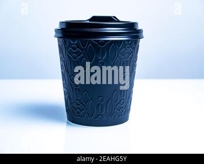 Gobelet en papier jetable noir avec couvercle en plastique pour les boissons au café. Gobelet en papier jetable. Café. Street Cafe. Plats pour boissons chaudes. Boîtes en carton. WHI Banque D'Images