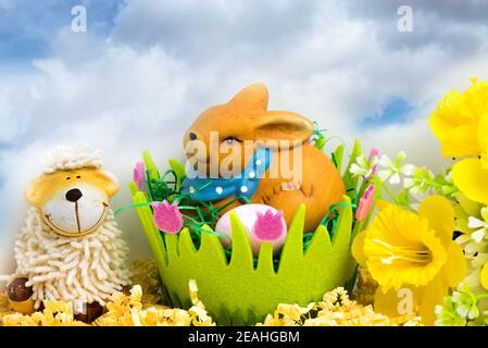 Lapin de Pâques avec œufs dans un panier de pâques vert, décoration florale et espace pour le texte Banque D'Images