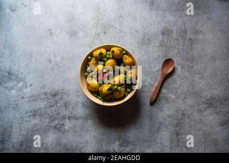 Gros plan de l'aloo de dum indien ou des pommes de terre cuites au feu lent dans un bol. Banque D'Images