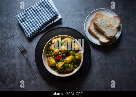 Aloo de dum indien ou pommes de terre cuites au feu lent dans un bol. Banque D'Images