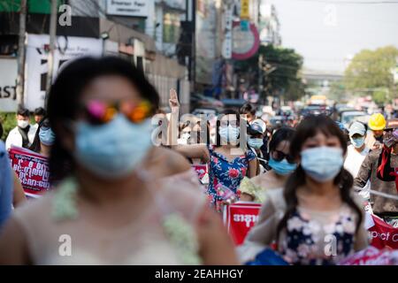 Yangon, Myanmar. 10 février 2021. Les manifestants portant des robes de mariée marchent dans la rue pendant la manifestation. Des milliers de personnes sont descendues dans les rues de Yangon le cinquième jour de protestation contre le coup d'État militaire et ont demandé la libération d'Aung San Suu Kyi. L'armée du Myanmar a arrêté le conseiller d'État du Myanmar Aung San Suu Kyi le 01 février 2021 et a déclaré l'état d'urgence tout en prenant le pouvoir dans le pays pendant un an après avoir perdu les élections contre la Ligue nationale pour la démocratie (NLD). Crédit : SOPA Images Limited/Alamy Live News Banque D'Images