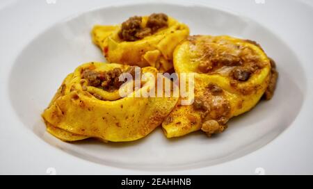 Tortelloni avec sauce bolognaise, fromage ricotta et épinards. Pâtes italiennes traditionnelles. Mise au point sélective Banque D'Images