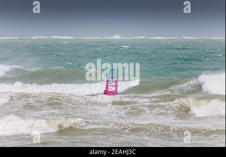 Windsurpeur naviguant dans les vagues, France, Wissant Banque D'Images