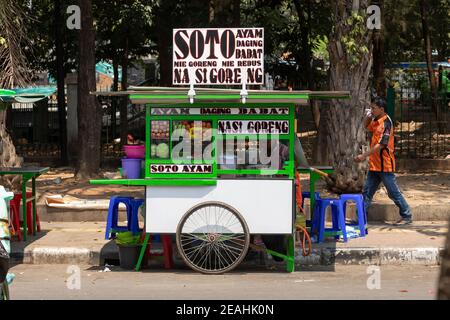 Jakarta, Indonésie - 20 octobre 2019: Rue de la nourriture dans laquelle vendre nasi goreng, mie ayam, bakso... Cuisine indonésienne typique, dans le centre de Jakart Banque D'Images