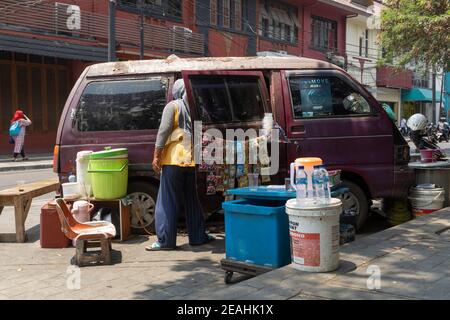 Jakarta, Indonésie - 20 octobre 2019: Rue de la nourriture dans laquelle vendre nasi goreng, mie ayam, bakso... Cuisine indonésienne typique, dans le centre de Jakart Banque D'Images