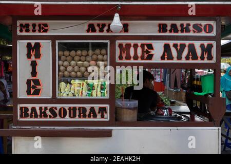 Jakarta, Indonésie - 20 octobre 2019: Rue de la nourriture dans laquelle vendre nasi goreng, mie ayam, bakso... Cuisine indonésienne typique, dans le centre de Jakart Banque D'Images