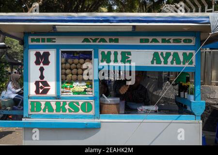 Jakarta, Indonésie - 20 octobre 2019: Rue de la nourriture dans laquelle vendre nasi goreng, mie ayam, bakso... Cuisine indonésienne typique, dans le centre de Jakart Banque D'Images