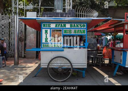 Jakarta, Indonésie - 20 octobre 2019: Rue de la nourriture dans laquelle vendre nasi goreng, mie ayam, bakso... Cuisine indonésienne typique, dans le centre de Jakart Banque D'Images