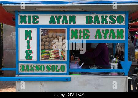 Jakarta, Indonésie - 20 octobre 2019: Rue de la nourriture dans laquelle vendre nasi goreng, mie ayam, bakso... Cuisine indonésienne typique, dans le centre de Jakart Banque D'Images