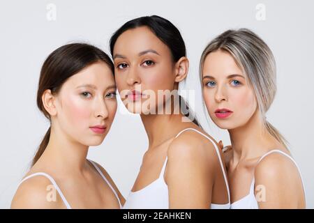 Belles filles asiatiques, caucasiennes et africaines posant en studio Banque D'Images