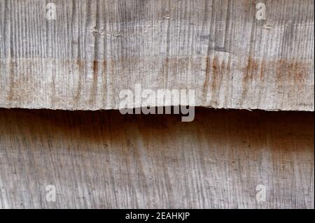 Le bois scié brut est utilisé comme planches, se chevauchant les uns les autres dans la construction de cabanes Banque D'Images