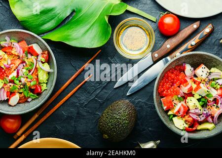 Délicieuse salade de caviar de saumon, viande de crabe et légumes. Banque D'Images