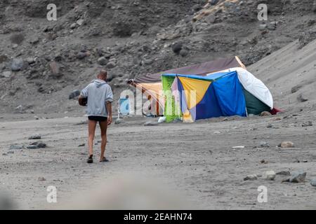 Arguineguin. Espagne, 6 octobre 2020. Homme sans abri vivant dans un petit village fait de tentes sur une plage au sud de l'île de Gran Canaria Banque D'Images