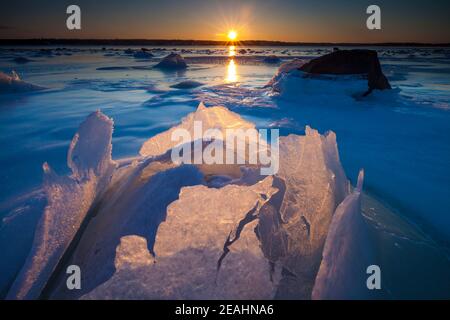 Lever du soleil en hiver et formations de glace arty à Kureskjæret à Kurefjorden, près de l'Oslofjord, Moss kommune, Østfold, Norvège. Banque D'Images