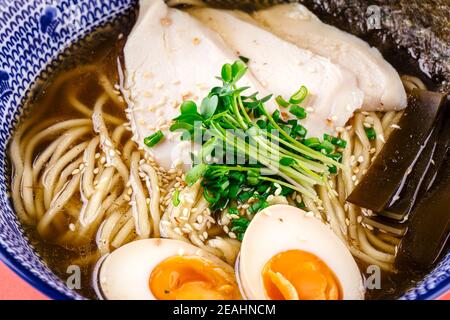 Soupe de nouilles Shio ramen avec poulet et œufs Banque D'Images