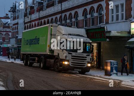 Livraison de nourriture en début d'heure pour le supermarché Co-op à Hamlet court Road, Westcliff on Sea, Essex, Royaume-Uni, avec de la neige de Storm Darcy. Banque D'Images