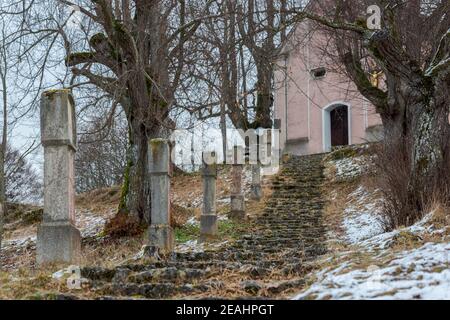 Chemin de la croix menant à la chapelle près de Kallmuenz En Bavière avec de vieilles croix de pierre en hiver avec de la neige Banque D'Images