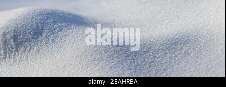 Des dérives de neige fraîche étincelant au soleil par temps gelé. Nature hiver fond. Banque D'Images