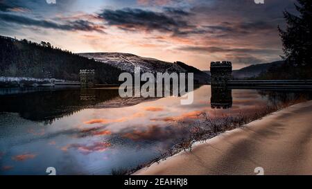 Peak District Snow, Derwent Dam, Upper Derwent Valley, Derbyshire, Royaume-Uni. Banque D'Images