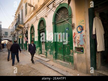 Portes vertes de boutiques dans la médina, Tripolitaine, Tripoli, Libye Banque D'Images