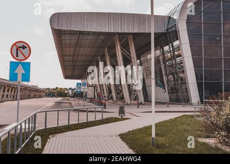 Lviv, Ukraine 29 juin 2020 : entrée au terminal de l'aéroport de Lviv, aéroport international de Lviv, opération de l'aéroport pendant une pandémie.2020 Banque D'Images