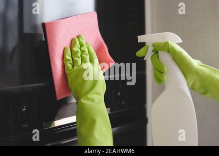 Femme en train de nettoyer le four et four micro-ondes, chiffon en cuisine, Close up Banque D'Images