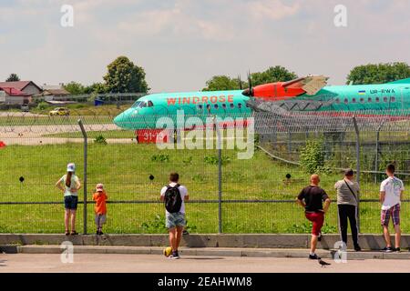 Lviv, Ukraine 29 juin 2020 : atterrissage de l'avion de la compagnie aérienne Rose Wind à l'aéroport international de Lviv.2020 Banque D'Images