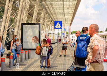 Lviv, Ukraine 29 juin 2020 : aéroport international de Lviv, réunion des passagers à la sortie.2020 Banque D'Images