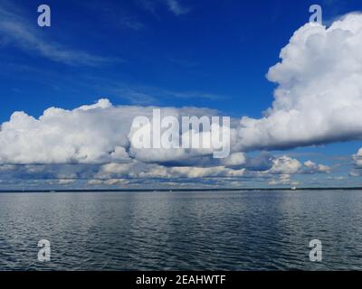 les nuages se reflètent dans les vagues de la mer Banque D'Images