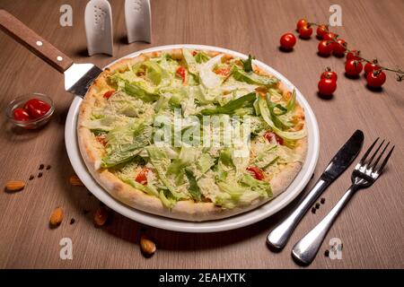 Gâteau fin César à pizza, sauce César, filet de poulet, tomates, mozzarella Banque D'Images