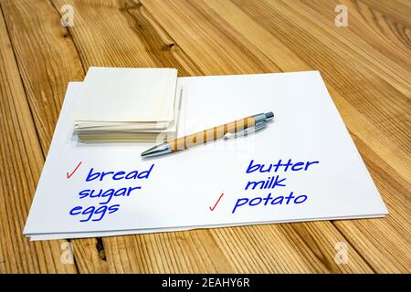 Liste d'achats à l'épicerie l'inscription sur papier Banque D'Images