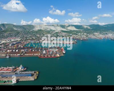 Port industriel, vue de dessus. Grues portuaires et navires de fret et barges. Chargement et expédition de marchandises au port. Vue sur le port de chargement de la mer avec vue panoramique Banque D'Images