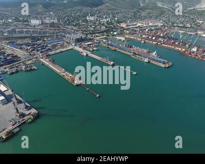 Port industriel, vue de dessus. Grues portuaires et navires de fret et barges. Chargement et expédition de marchandises au port. Vue sur le port de chargement de la mer avec vue panoramique Banque D'Images