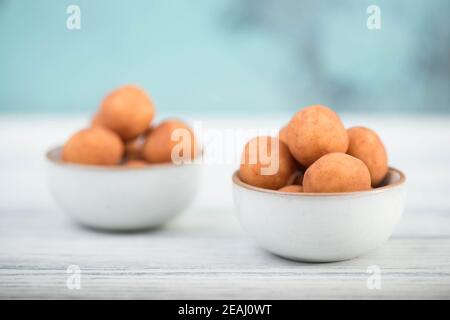 Pommes de terre de massepain, en allemand appelé Marzipankartoffeln, avec poudre de cacao, bonbons pour noël, espace de copie vide Banque D'Images