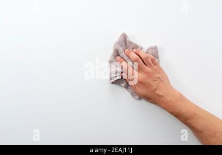 Main d'un homme sur fond blanc avec un chiffon Banque D'Images