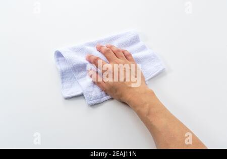 Main d'un homme sur fond blanc avec un chiffon Banque D'Images