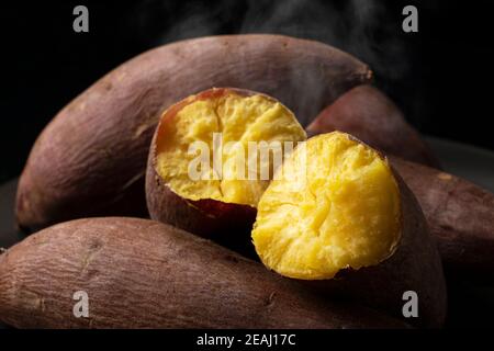 Une patate douce vapeur coupée en deux Banque D'Images