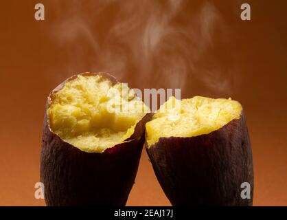 Une patate douce vapeur coupée en deux Banque D'Images