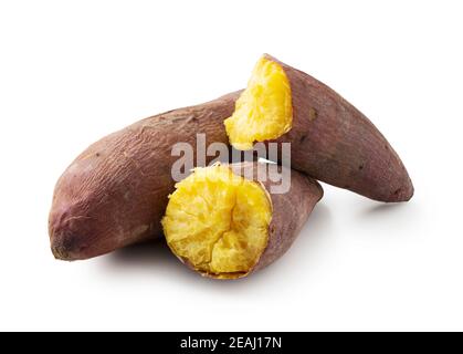 Une patate douce divisée en deux sur un fond blanc Banque D'Images