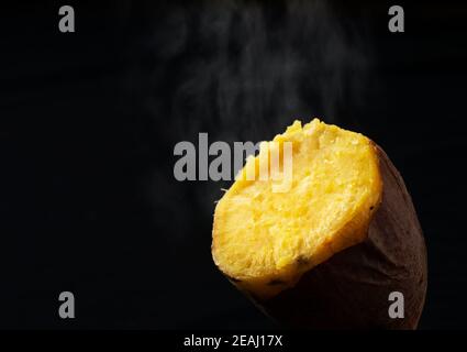 Une patate douce vapeur coupée en deux Banque D'Images