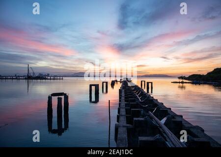 Lever de soleil pont brisé de la jetée de pêcheur à Karpal Singh Drive, Penang Banque D'Images