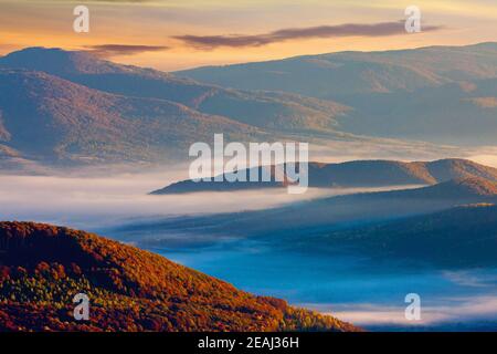 L'augmentation des nuages dans les paysages montagneux au lever du soleil. Superbe vue sur la vallée dans le brouillard d'automne Banque D'Images