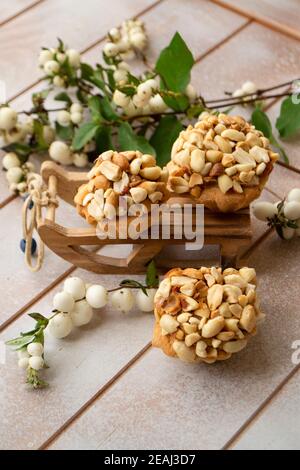 Muffins avec arachides sur fond blanc de sorbby Banque D'Images