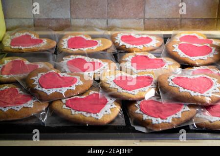 Biscuits en forme de coeur au gingembre pour la Saint-Valentin. Fait maison Banque D'Images