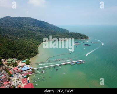 Vue aérienne de Teluk Bahang en mer Banque D'Images