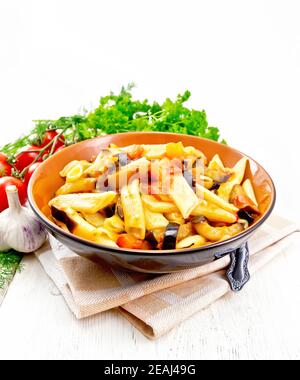 Penne de pâtes avec aubergines et tomates sur la serviette Banque D'Images