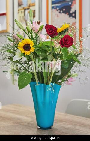 Un gros plan de fleurs fraîches dans le vase Banque D'Images