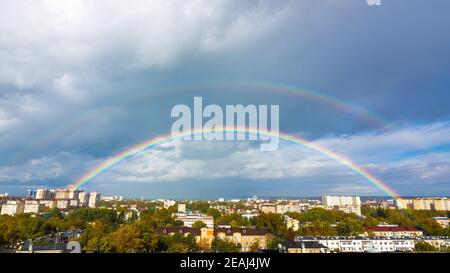 Double arc-en-ciel dans le ciel sur les toits de la ville balnéaire d'Anapa, Russie Banque D'Images